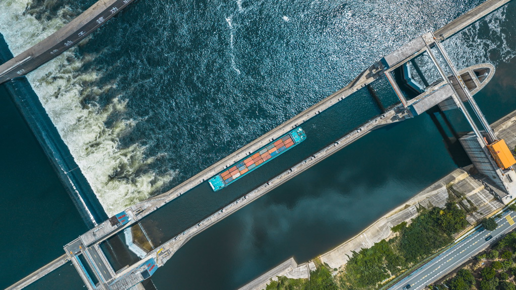 9月6日，一艘貨船通過水口水電站（無人機照片）。