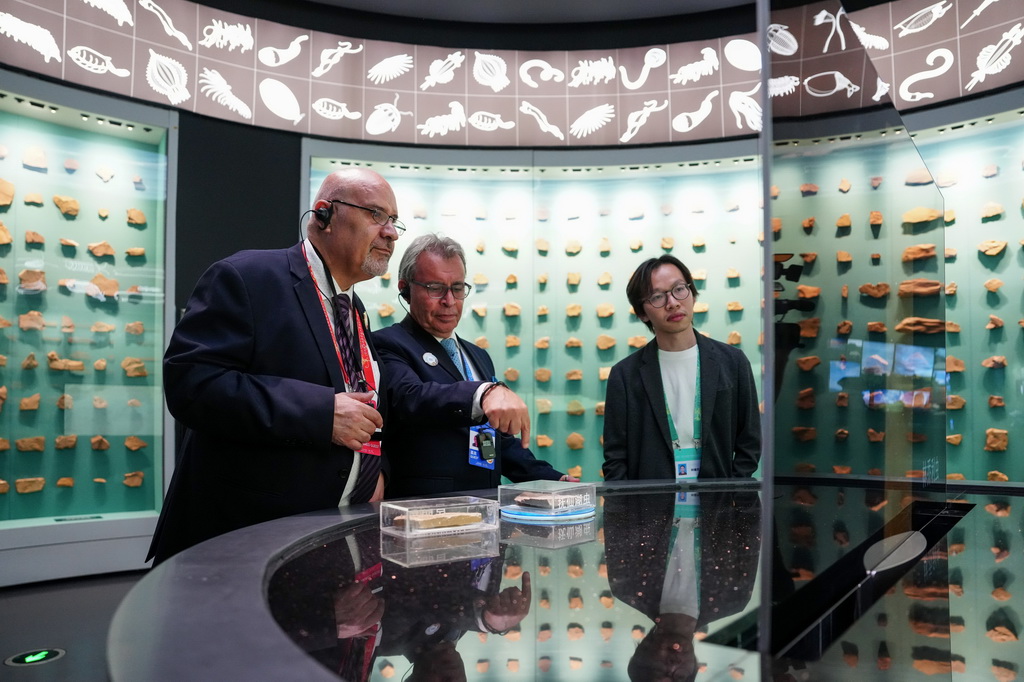 9月7日，與會嘉賓在論壇后參觀澄江化石地世界自然遺產博物館。