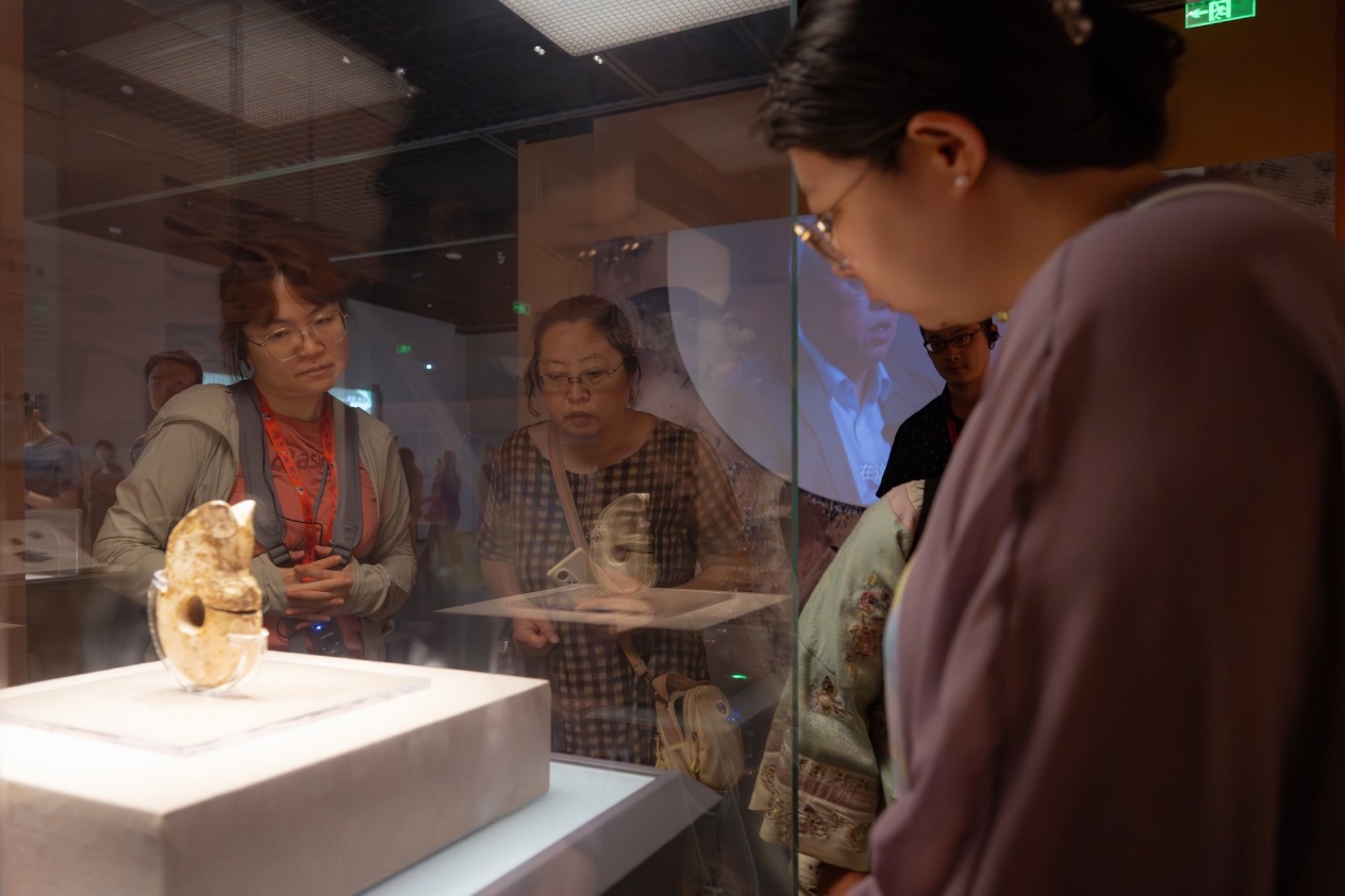 游客在遼寧省博物館參觀。