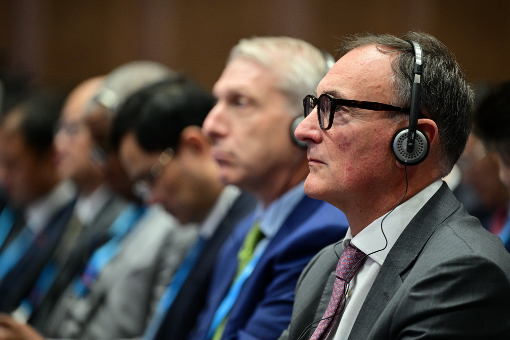 9月8日，外國嘉賓在投洽會開幕式現場聆聽發言。