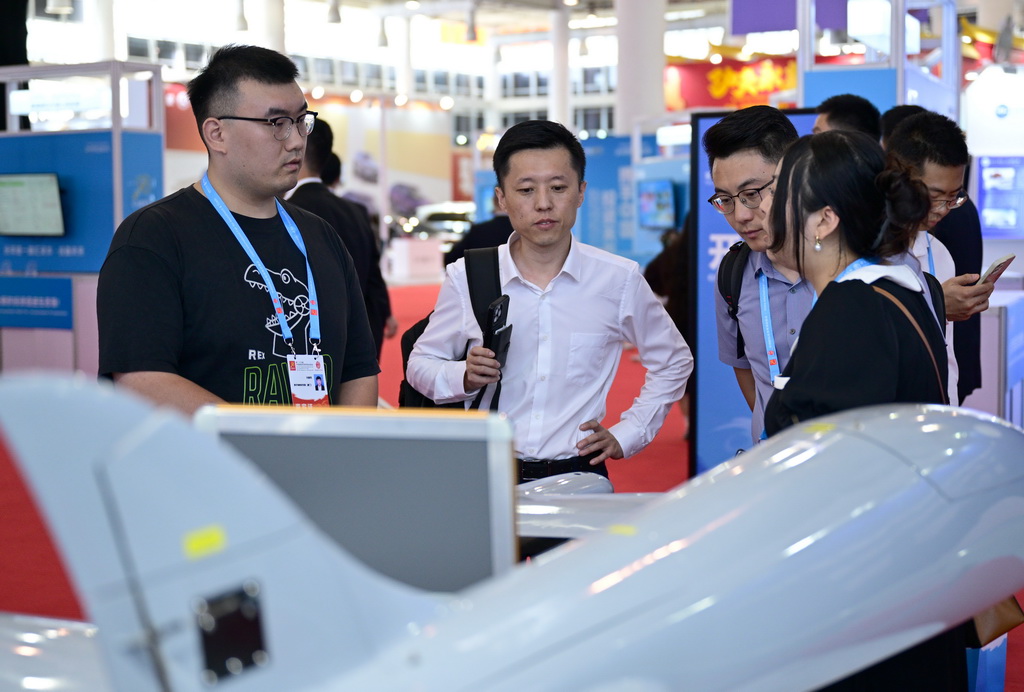 9月8日，在投洽會清華海峽研究院智能無人機實驗室展臺，客商在了解智能無人機性能。