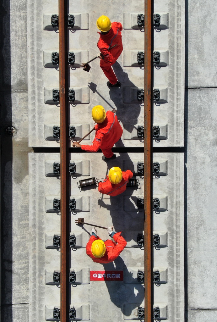 9月8日，施工人員在西十高鐵西安東至藍田區間鋪設無縫鋼軌（無人機照片）。