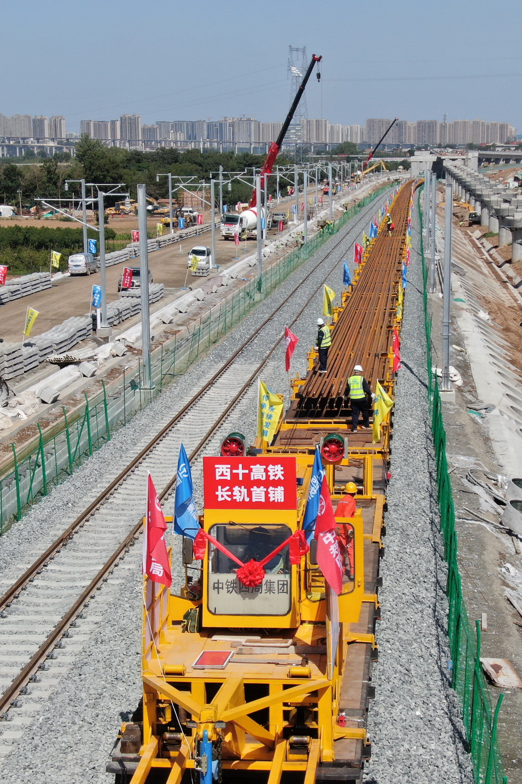 9月8日，施工人員在西十高鐵西安東至藍田區間鋪設無縫鋼軌（無人機照片）。