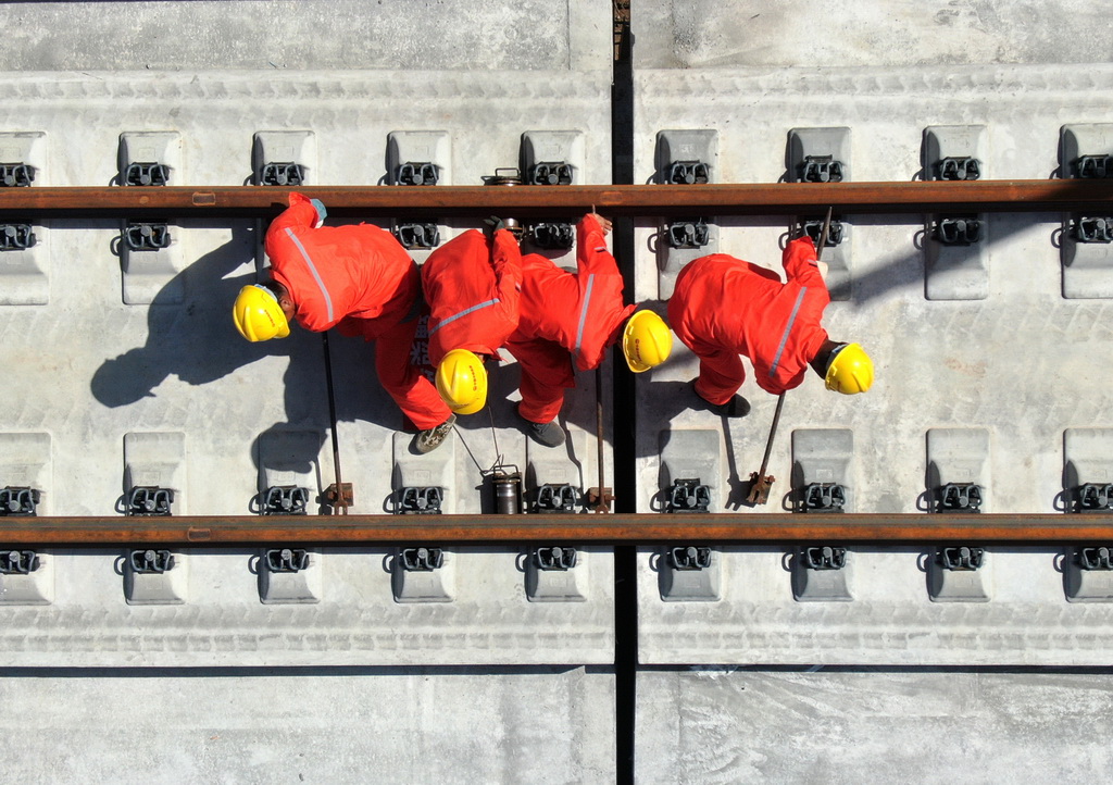 9月8日，施工人員在西十高鐵西安東至藍田區間鋪設無縫鋼軌（無人機照片）。