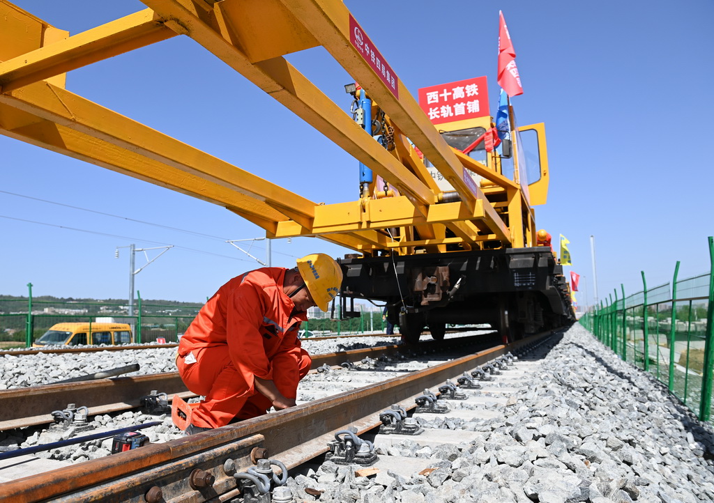 9月8日，施工人員在西十高鐵西安東至藍田區間鋪軌現場作業。