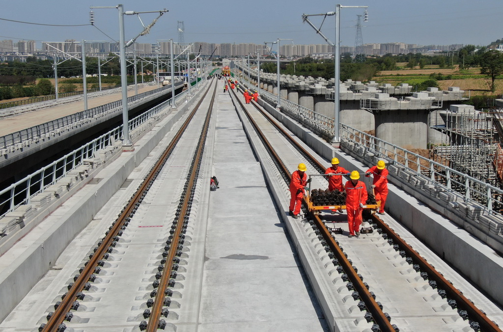 9月8日，施工人員在西十高鐵西安東至藍田區間鋪設無縫鋼軌（無人機照片）。