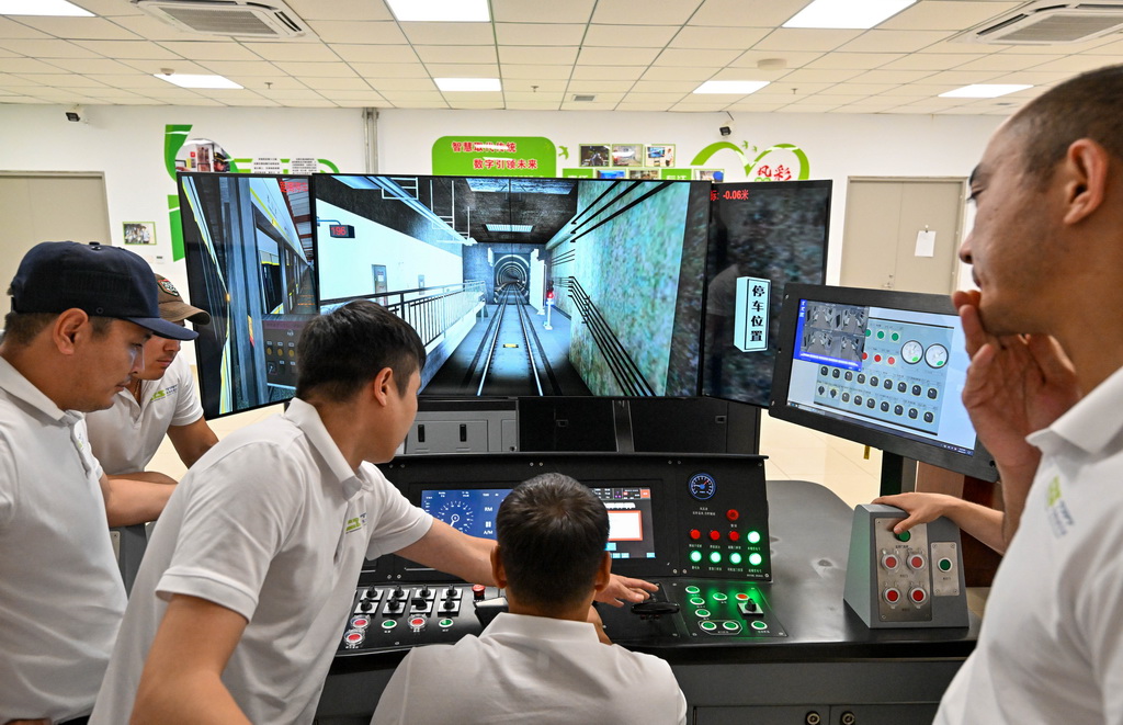 在天津地鐵10號線梨園頭車輛段，哈薩克斯坦學員在全功能模擬器上實訓（7月17日攝）。