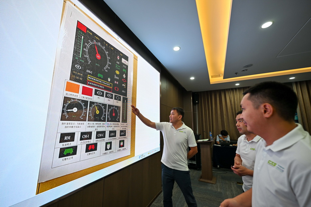 來自哈薩克斯坦的學員在天津市和平區某會議室內培訓研討（7月14日攝）。