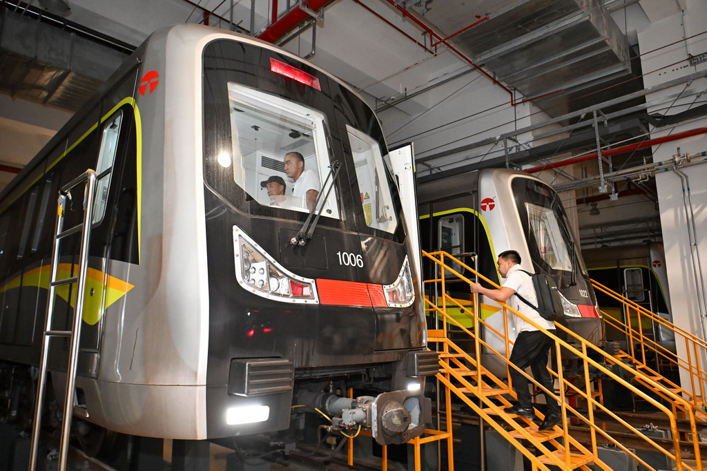 在天津地鐵10號線梨園頭車輛段，來自哈薩克斯坦的學員達爾罕夜間登上地鐵列車準備上線考試（9月5日攝）。