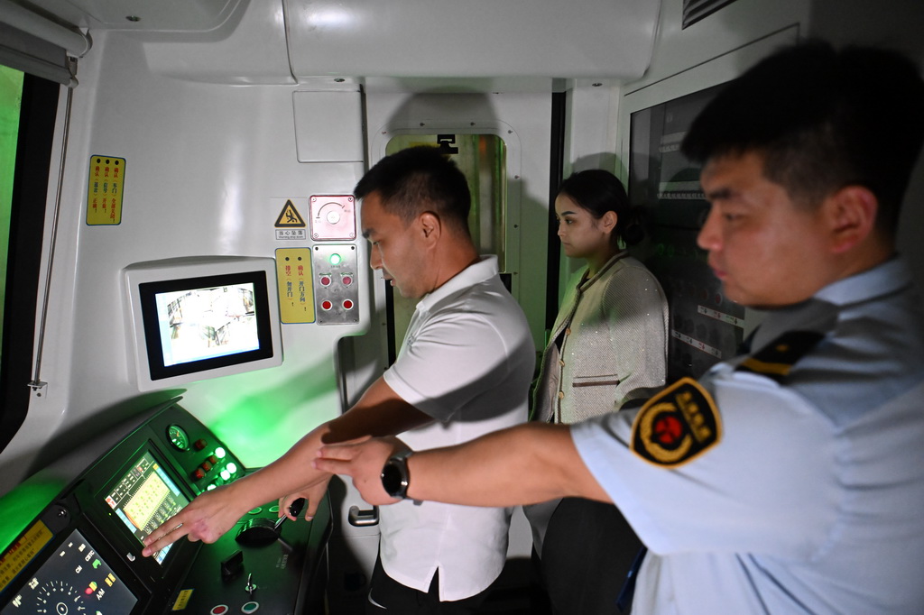 在天津地鐵10號線梨園頭車輛段，來自哈薩克斯坦的學員達爾罕（左）在中方教師張垚（右）的指導下夜間在天津地鐵10號線上考試（9月5日攝）。