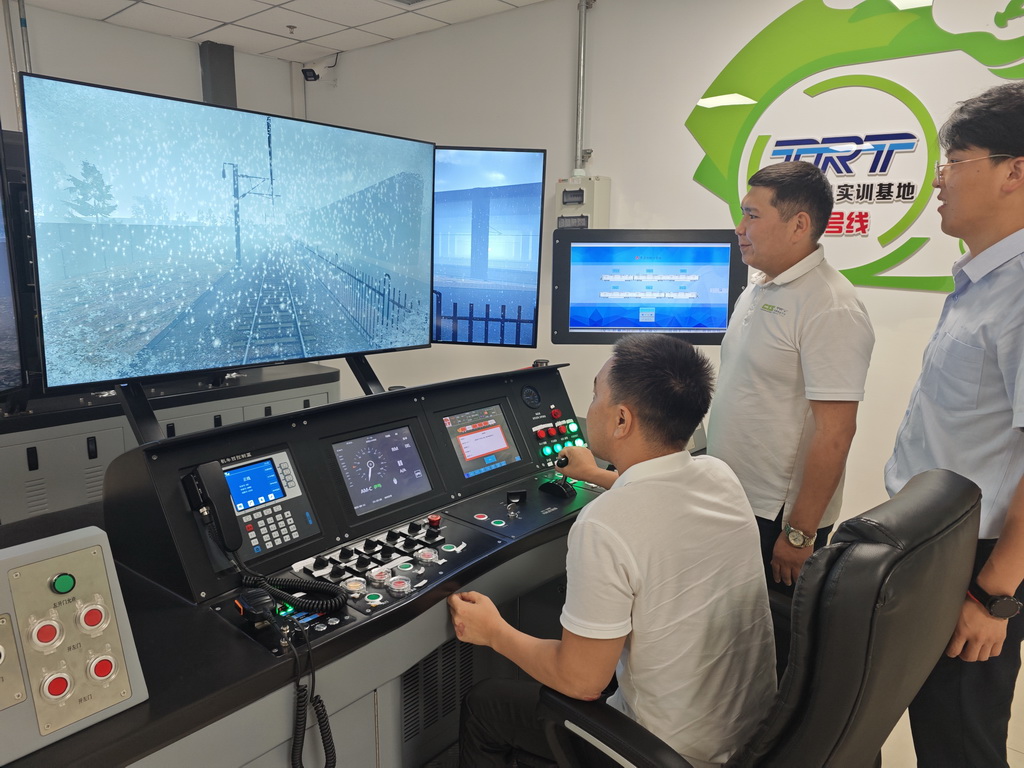 在天津地鐵10號線梨園頭車輛段，來自哈薩克斯坦的學員在全功能模擬器上進行冰雪天氣安全駕駛與應急處置專項訓練（8月11日攝）。