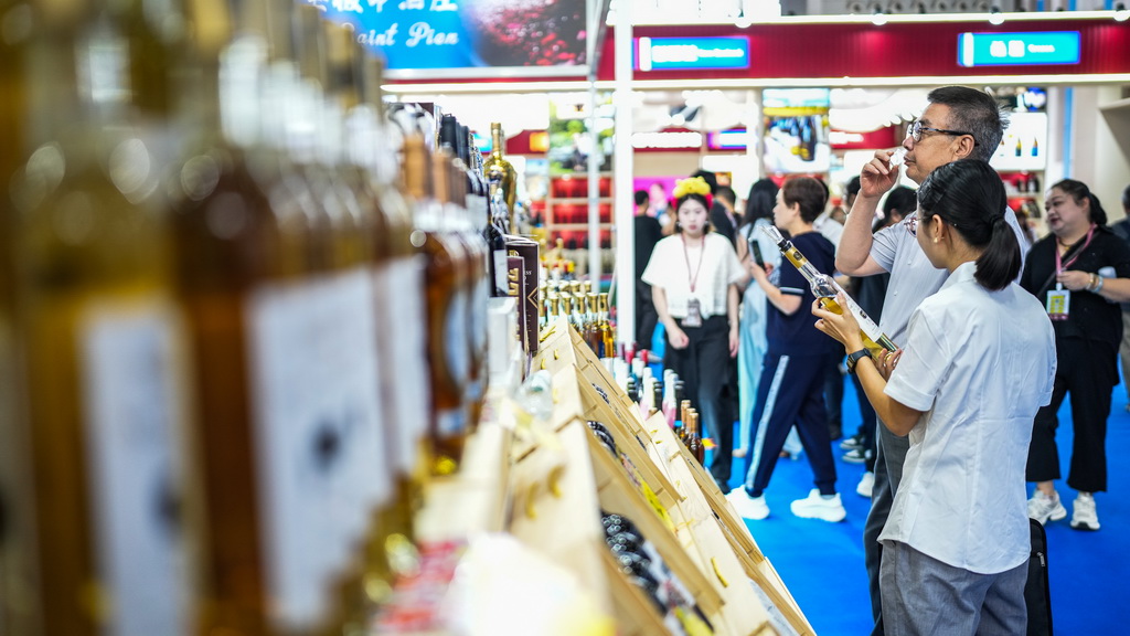 9月9日，消費者在酒博會現場品酒。