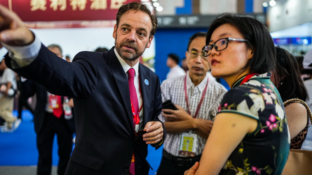 9月9日，參展商在酒博會現場洽談業務。