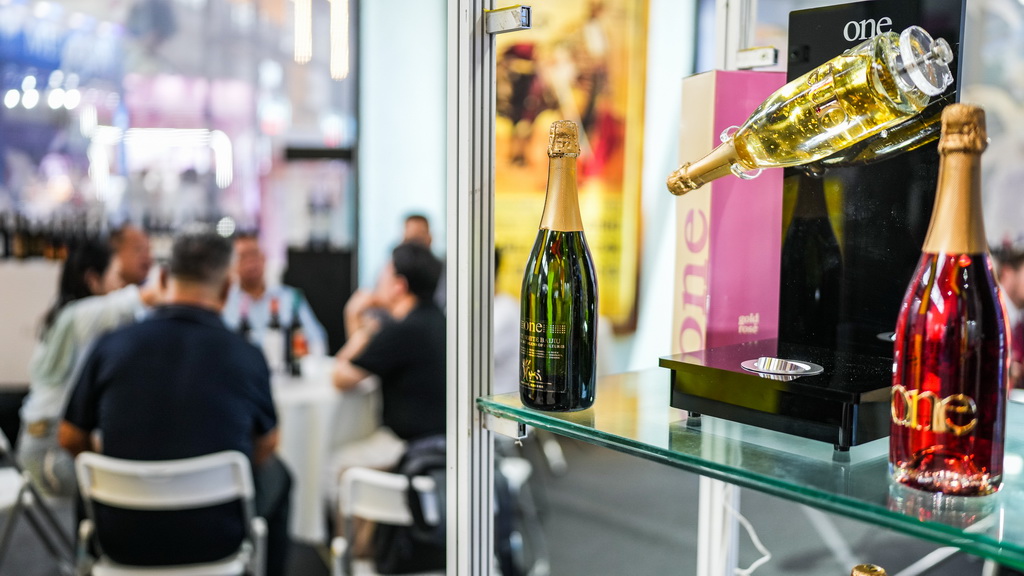 9月9日，參展商在酒博會現場洽談業務。