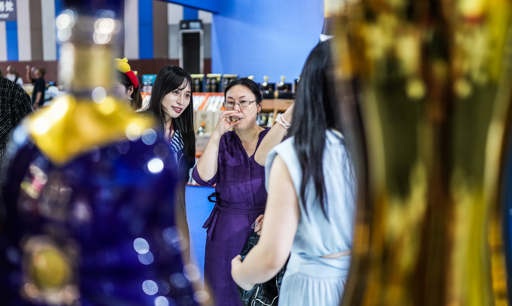 9月9日，消費者在酒博會現場品酒。