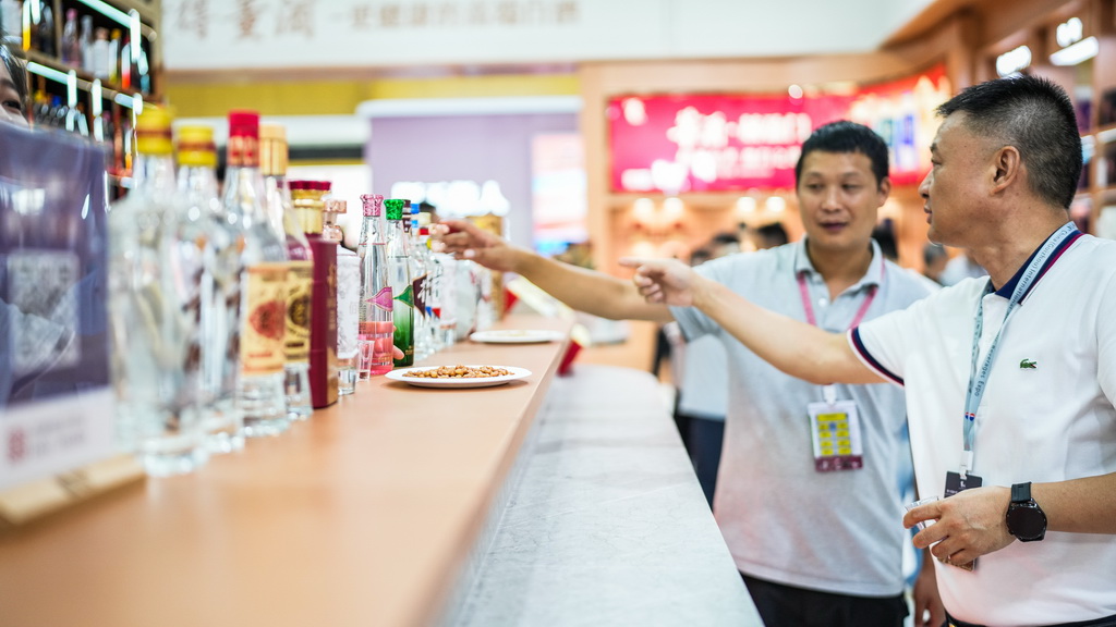 9月9日，參展商在酒博會現場了解酒類商品。