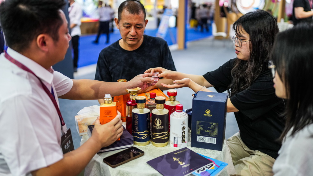 9月9日，消費者在酒博會現場品酒。