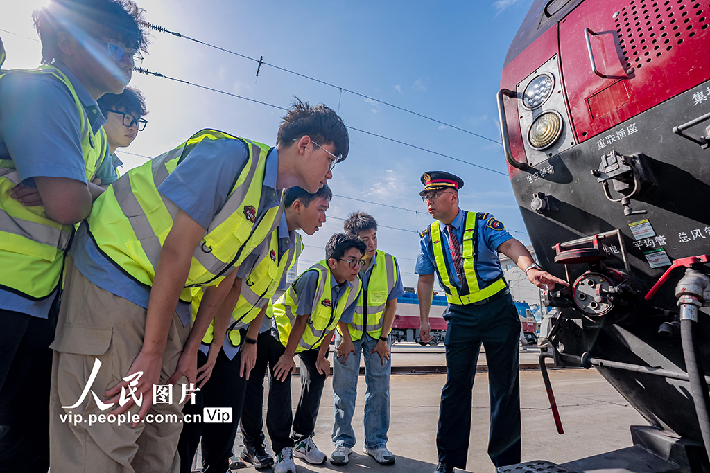 陜西西安:手把手傳技 心貼心帶徒【2】