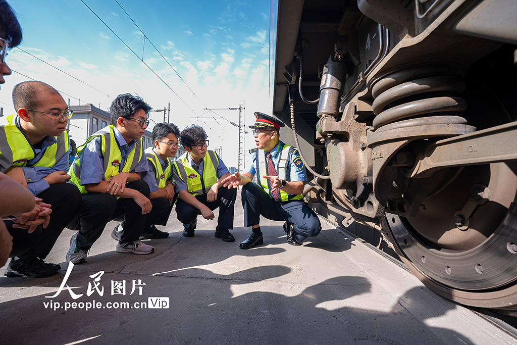 陜西西安:手把手傳技 心貼心帶徒【4】