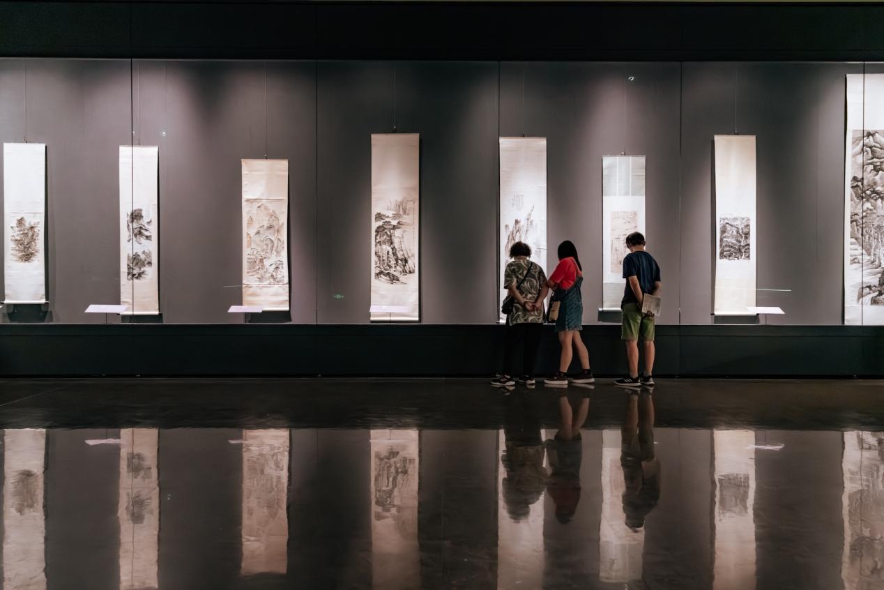 游客在廣州藝術博物院（廣州美術館）里參觀。邱活攝
