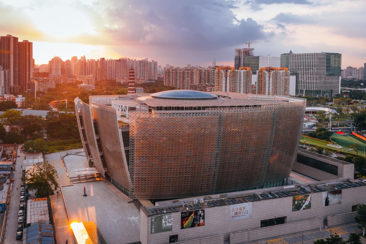 黃昏霞光里的廣州藝術博物院（廣州美術館），其外立面幕墻全部采用太陽能光伏玻璃建造。邱活攝
