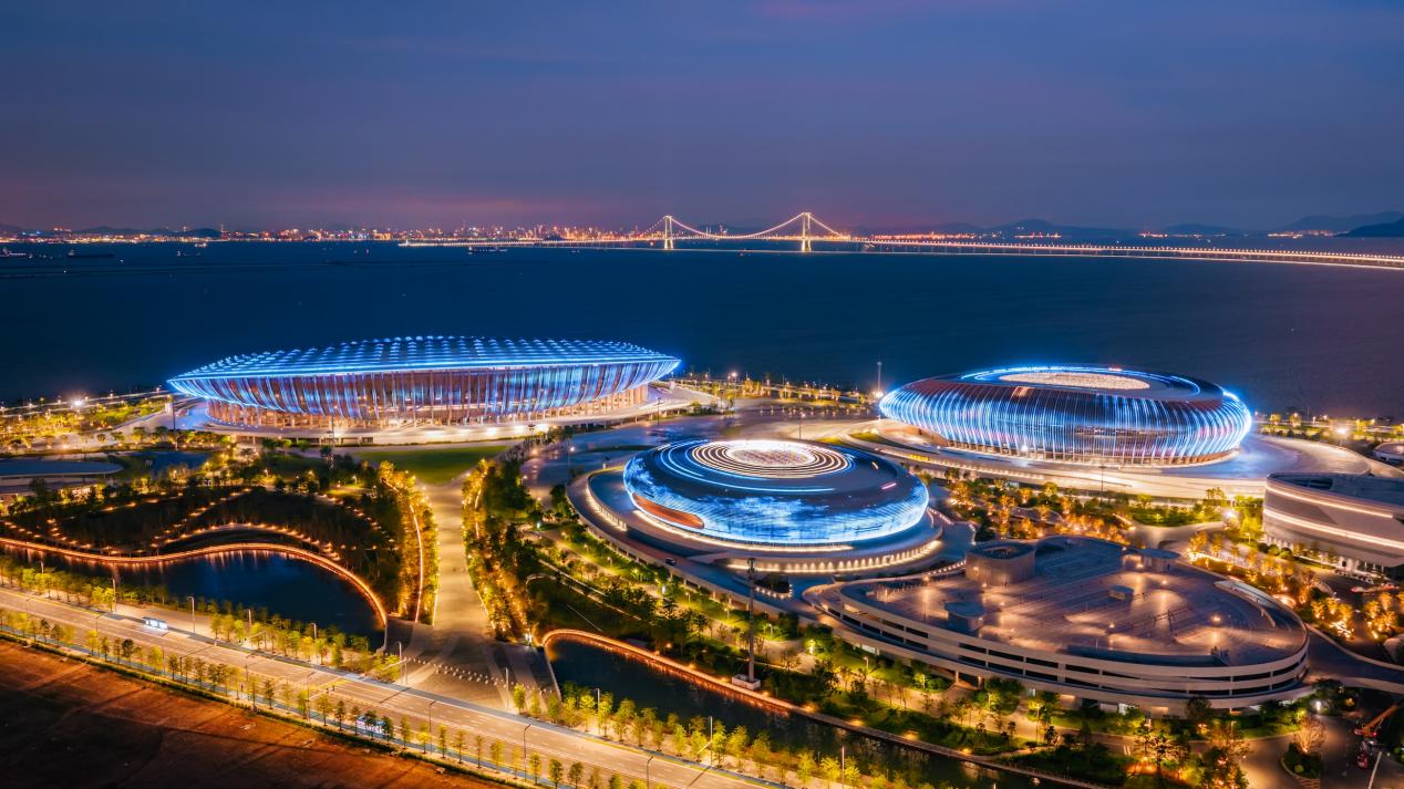 夜幕下燈火璀璨的大灣區文化體育中心。邱活攝