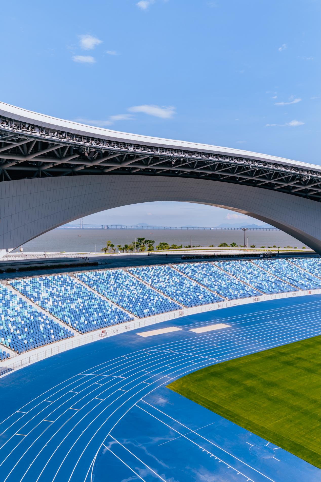 通過大灣區文化體育中心綜合體育場的大拱，觀眾可以“邊看比賽邊看?！?。邱活攝