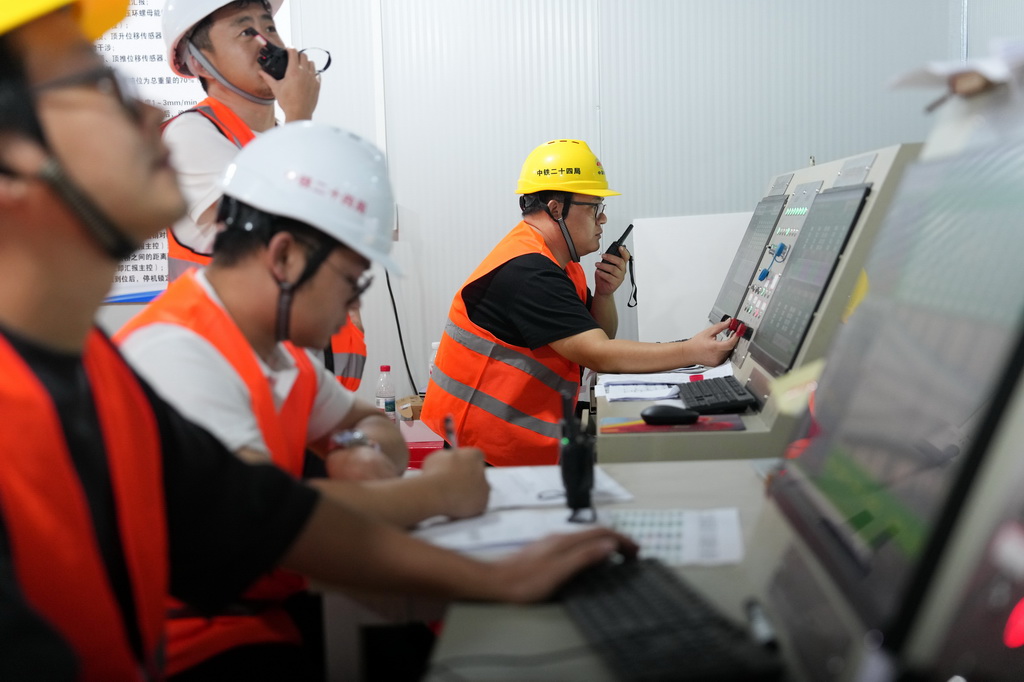 9月10日凌晨，中鐵二十四局工程技術人員在浙江紹興城際鐵路柯橋站頂推橫移換梁施工控制中心調度指揮。