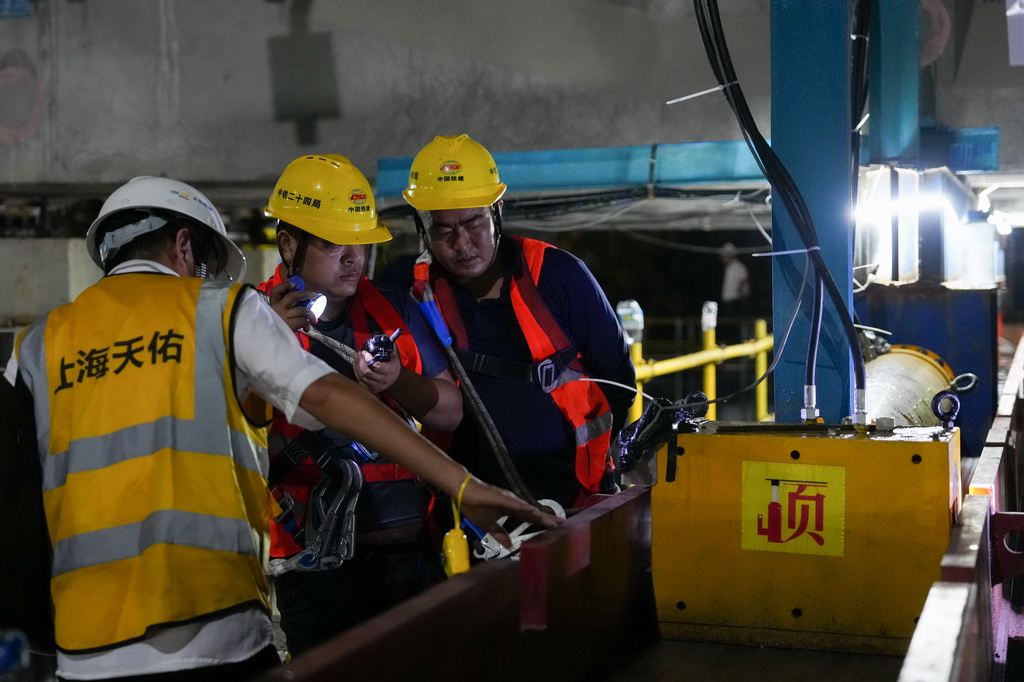9月10日凌晨，工程技術人員在浙江紹興城際鐵路柯橋站頂推橫移換梁施工現場關注設備運行情況。