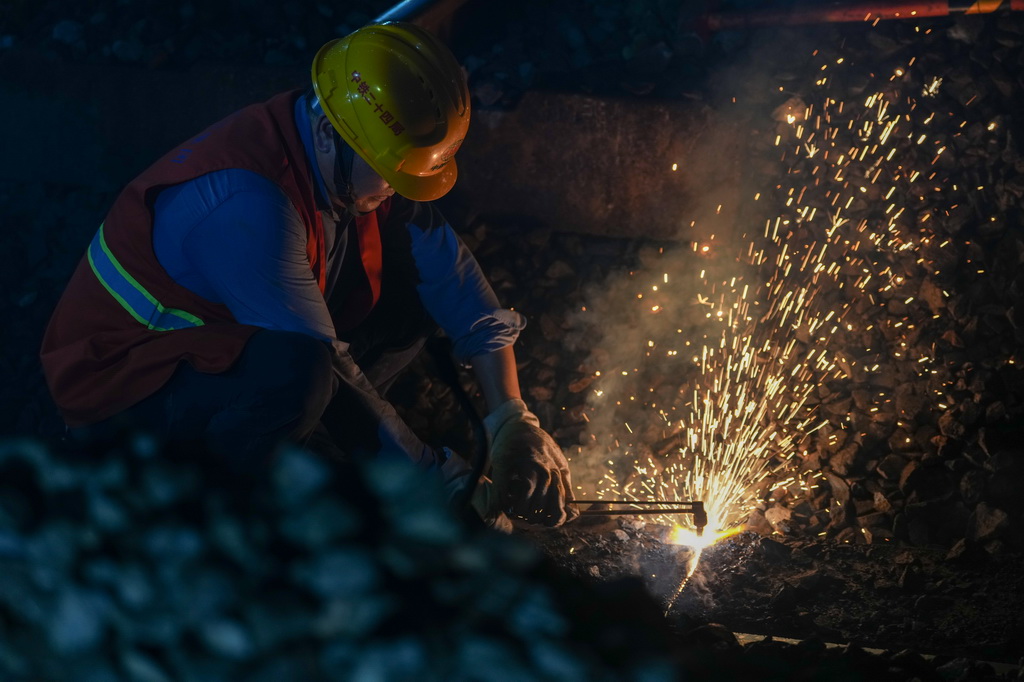 9月10日凌晨，中鐵二十四局建設者在浙江紹興城際鐵路柯橋站頂推橫移換梁施工現場作業。