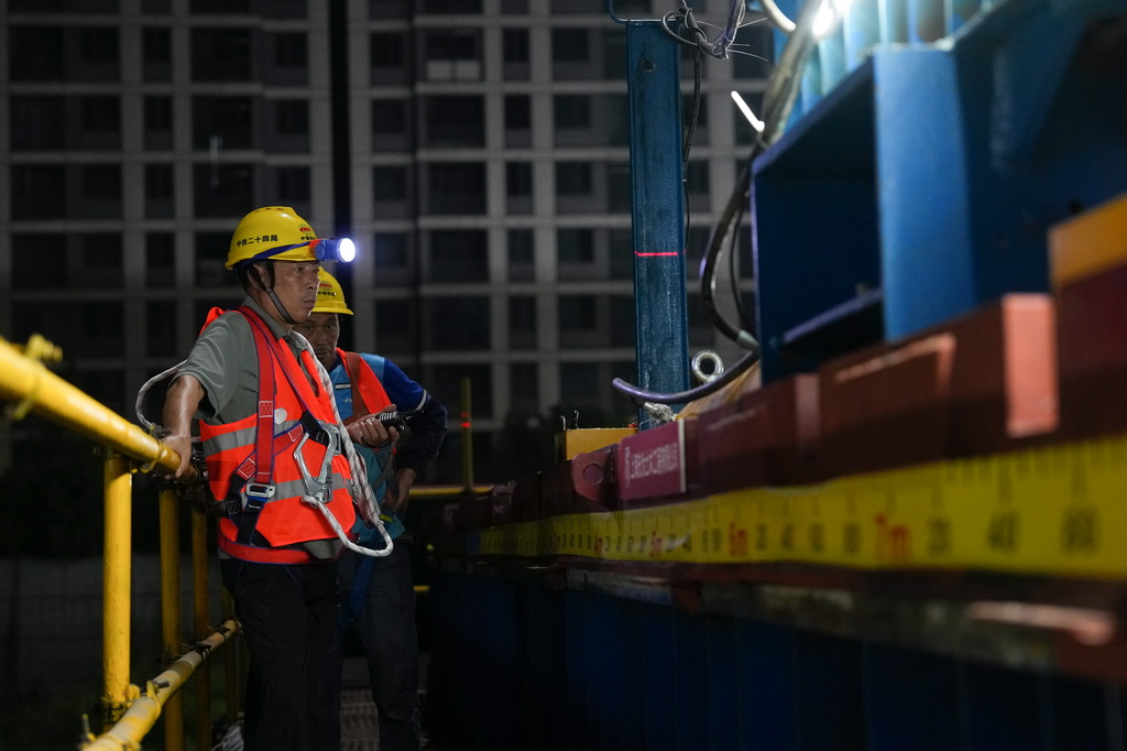 9月10日凌晨，工程技術人員在浙江紹興城際鐵路柯橋站頂推橫移換梁施工現場關注設備運行情況。