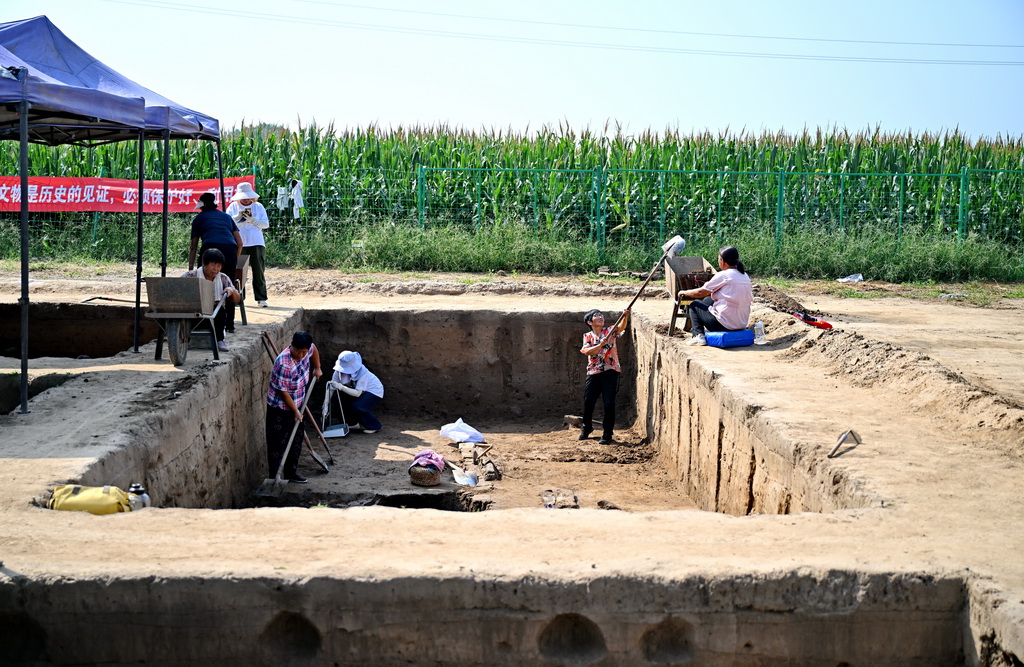 9月10日，工人在柏人城遺址第六次考古發掘現場清理泥土。