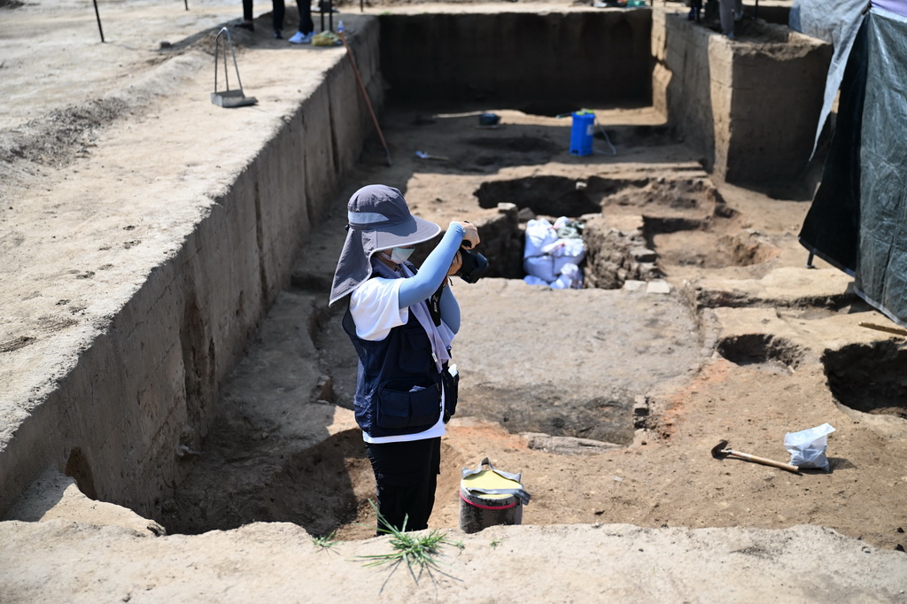 9月10日，考古隊員在柏人城遺址第六次考古發掘現場拍照記錄。