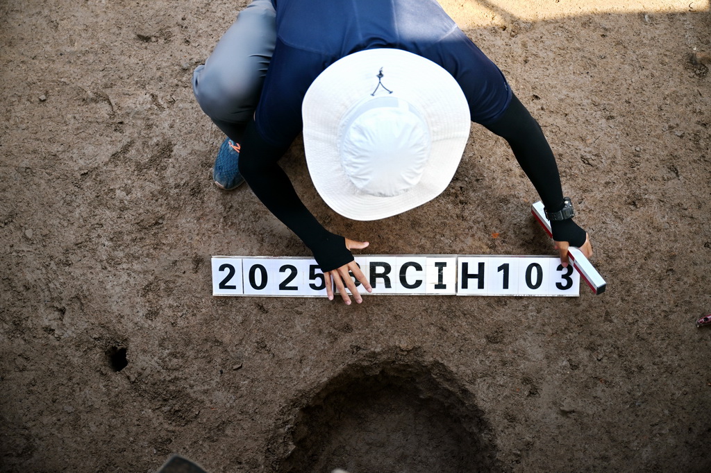 9月10日，考古隊員在柏人城遺址第六次考古發掘現場進行編號記錄工作。