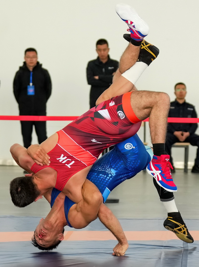 9月9日，塔吉克斯坦（紅）與哈薩克斯坦的參賽隊員在勇士摔跤比賽中。