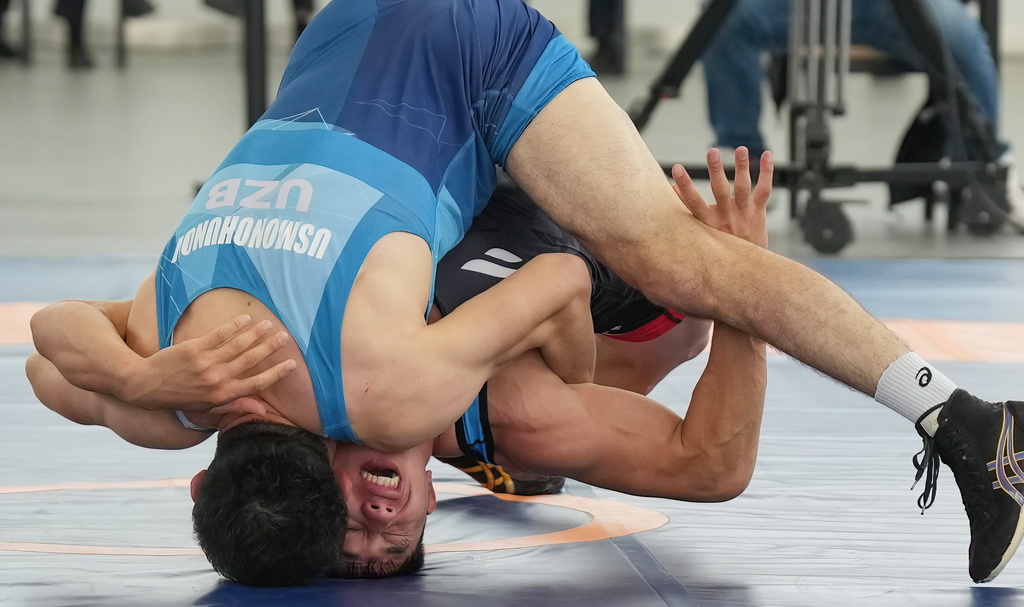 9月9日，哈薩克斯坦（紅）與烏茲別克斯坦的參賽隊員在勇士摔跤比賽中。