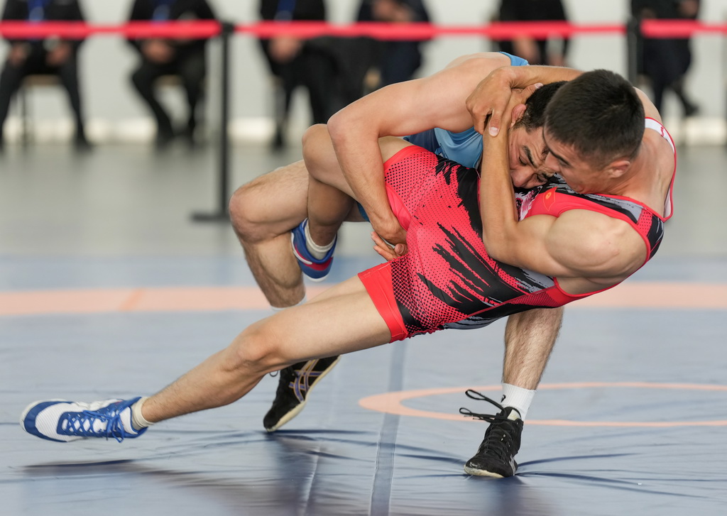 9月9日，吉爾吉斯斯坦（紅）與烏茲別克斯坦的參賽隊員在勇士摔跤比賽中。