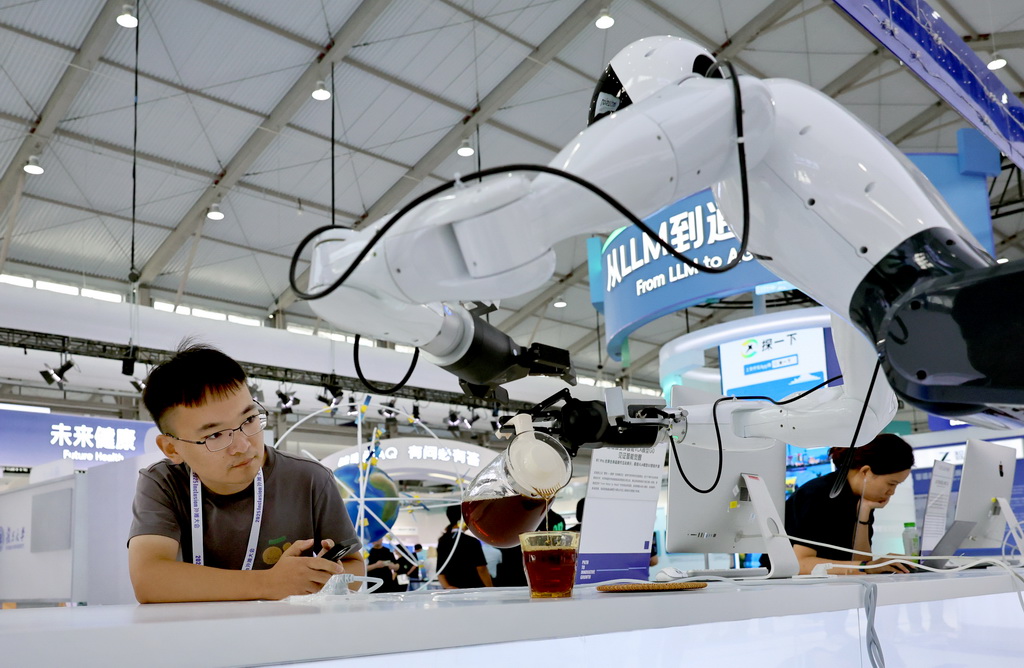 9月10日，參觀者觀看機器人演示飲品服務。