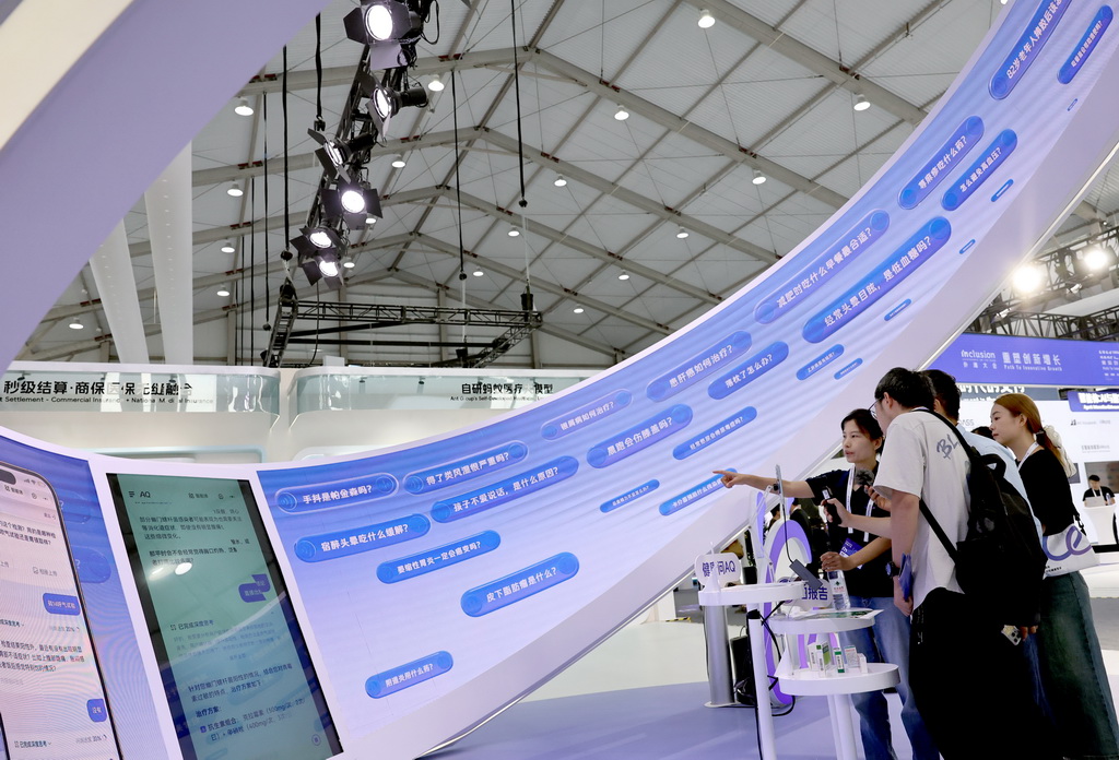 9月10日，工作人員（左）在向參觀者介紹AQ健康醫生的人工智能產品。