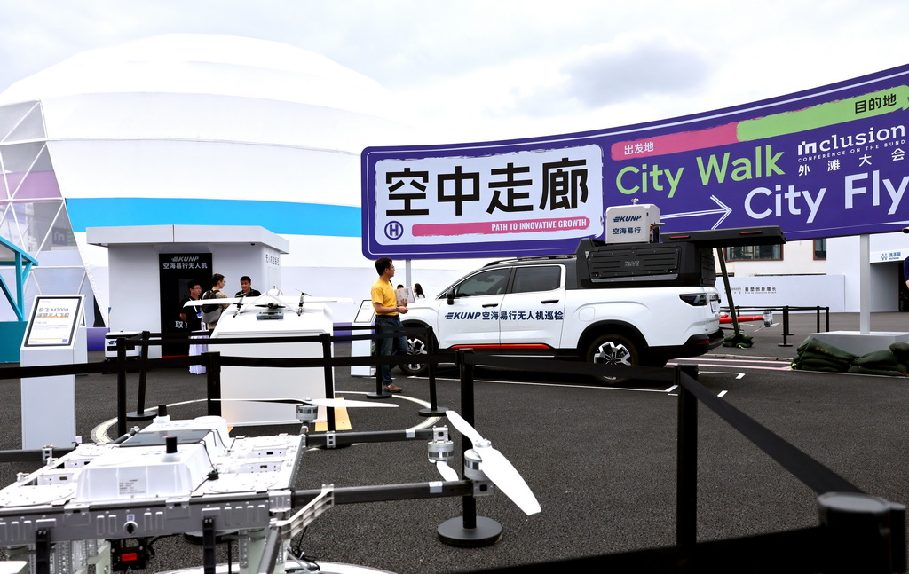 9月10日，參觀者走在無人機技術展示區內。