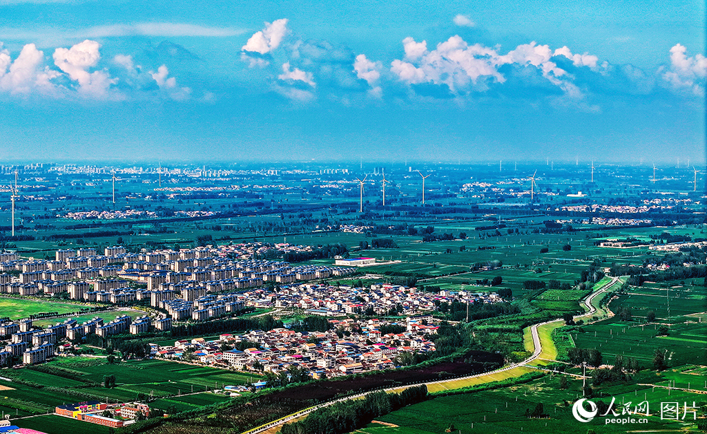 7月24日，航拍河南省封丘縣黃河灘區遷建后的荊隆宮鎮港北新區。近年來，借助黃河灘區居民遷建機遇，封丘縣將灘區內5個鄉鎮43個行政村的10.08萬群眾全部搬遷，節約了上萬畝土地，每年增產糧食約2000萬斤，形成了集中連片的生態屏障。2024年，封丘縣城鎮化率達到43.01%，灘區居民遷建興起的4座新城成了封丘經濟發展的新引擎。人民網記者 王玉興攝