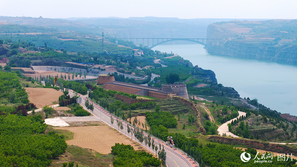 位于山西省偏關縣的黃河入晉第一縣，40多年前，這里因植被稀少，每逢降雨便會“泥流滾滾入黃河”。偏關開始通過種樹治山增綠、涵水固沙。40余年的接力，偏關的山變了：長城、黃河、關河三條總長130公里的防護林帶、馬道咀、老牛灣等10多處萬畝林業工程，把昔日荒山變成如今層層疊疊的綠浪。截至2025年，偏關縣林地面積達121.3萬畝，綠化率達48.6%。形成長城、黃河、關河三條總長130公里的防護林帶。昔日黃土坡，已成“綠色長廊” 。人民網 盧鵬宇攝