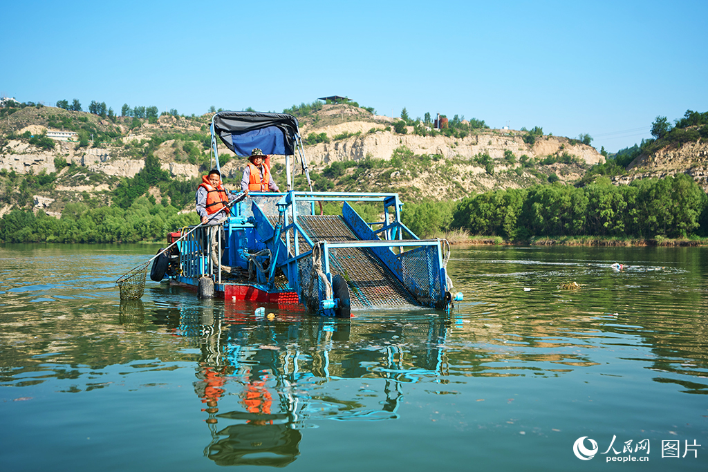 黃河保德段天橋水電站庫區至山煤國際段全長9.14公里，是山西省忻州市保德縣黃河清漂打撈隊的工作范圍。為持續提升庫區水環境質量，保德縣采取“打撈隊與水工隊相配合，攔污浮排與機動船、快艇打撈相結合”的辦法，常態化開展庫區水面清漂工作。2023年7月以來，清漂隊累計清理63.47噸水上漂浮物，日均打撈200余公斤，保德段黃河的生態蛻變清晰可見。人民網 張超寧攝