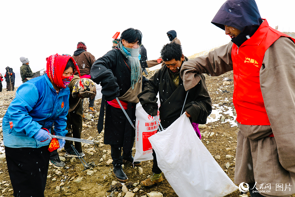 四川若爾蓋縣唐克鎮組織黨政機關站所代表、群眾代表、志愿者及公益性崗位人員400余人，開展“凈美黃河”環境整治行動。對黃河沿岸白色垃圾、雜物及河道漂浮物“拉網式”清理，共清理垃圾3余噸、整治區域10余公里，并向群眾宣傳護河知識，積極營造“黨委主導+支部引領+黨員垂范+群眾參與”的良好治理氛圍，持續筑牢黃河上游生態屏障，助力黃河出川一江清水向東流。若爾蓋縣委宣傳部供圖