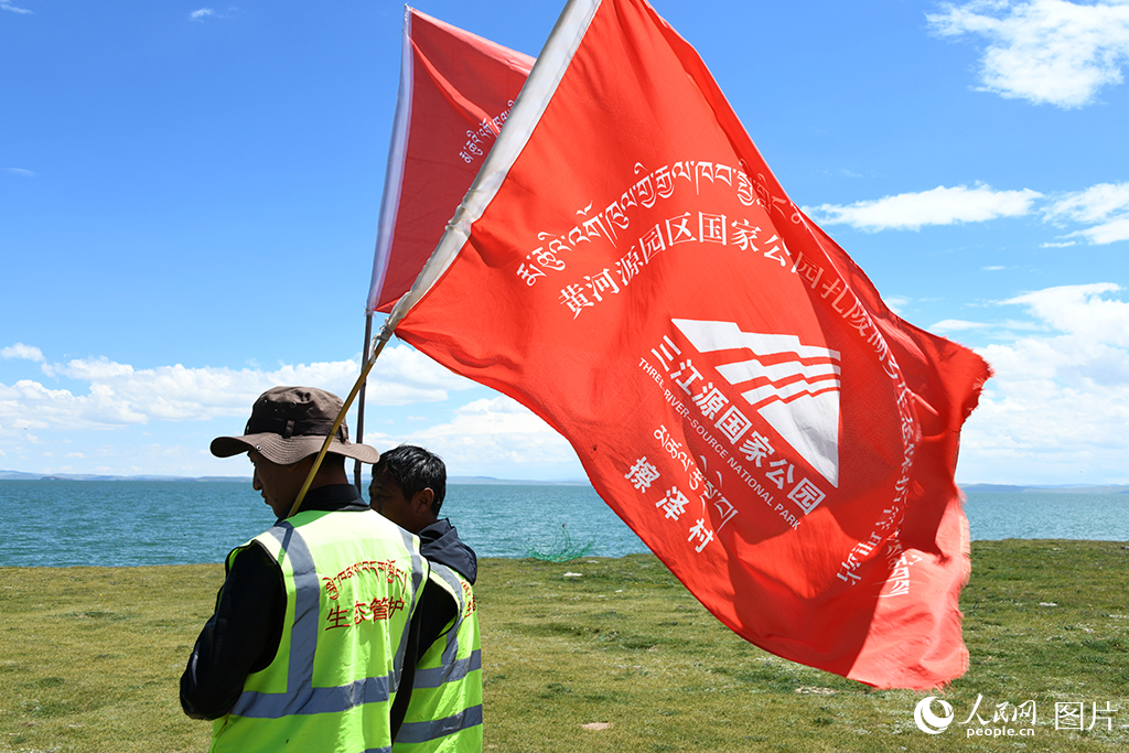 位于青海省瑪多縣境內的黃河的源頭區——三江源國家公園黃河源園區，包括了以扎陵湖-鄂陵湖（姊妹湖）、星星海等為代表的高原湖泊群，具有極為重要的水源涵養和徑流匯集的生態系統服務功能，擦澤村生態管護員長期在鄂陵湖國際重要濕地開展巡護。近年來，按照山水林草湖一體化管護的要求，黃河源園區深入貫徹落實生態管護“一戶一崗”政策，全縣設置生態公益崗位管護員3142名，實現“戶均一崗”全覆蓋的目標，牧民群眾由傳統的草原利用者轉變為源頭保護者。人民網記者 甘海瓊攝