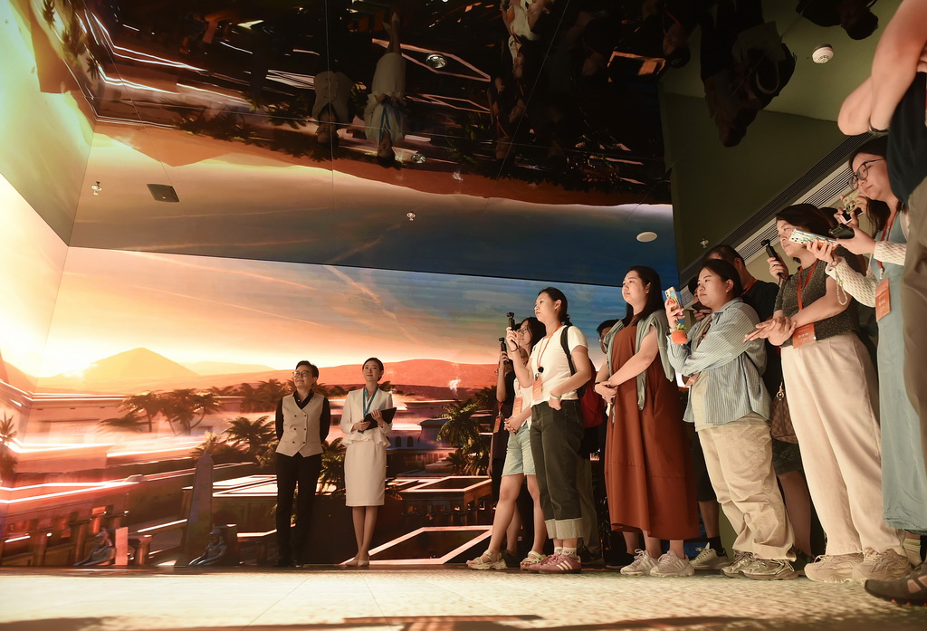 9月10日，來訪者在上海虹橋臨空經濟示范區內的攜程集團探索中心參觀。新華社記者 魯鵬 攝