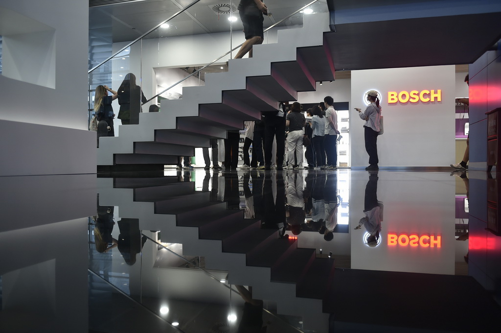 9月10日，來訪者在上海虹橋臨空經濟示范區內的博世公司展廳參觀。新華社記者 魯鵬 攝