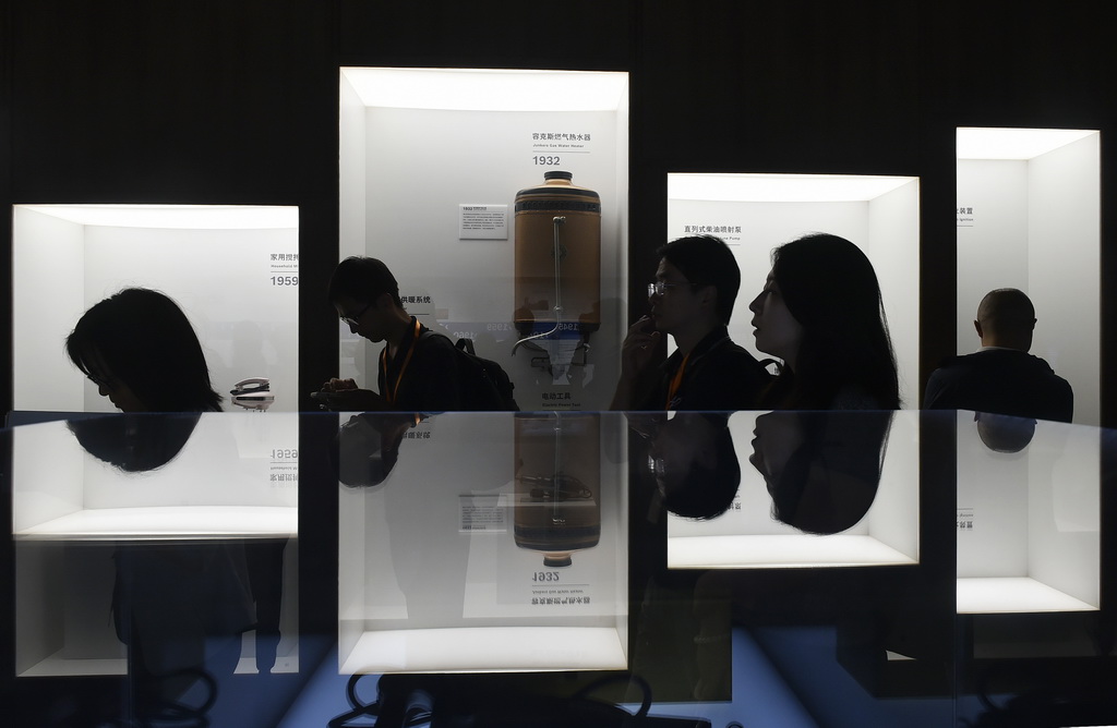 9月10日，來訪者在上海虹橋臨空經濟示范區內的博世公司展廳參觀。新華社記者 魯鵬 攝