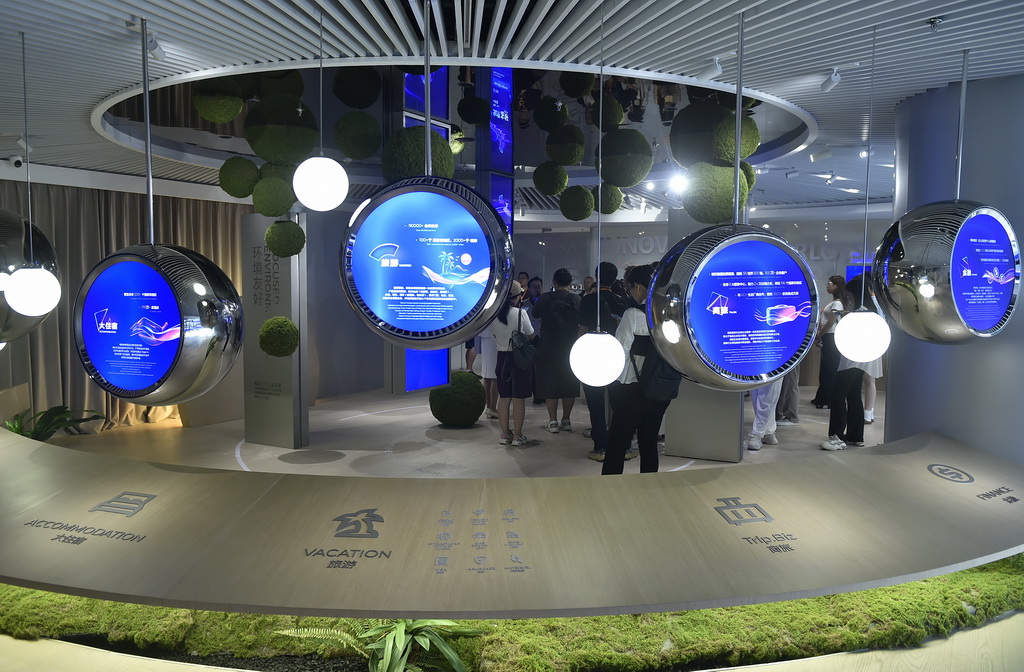 9月10日，來訪者在上海虹橋臨空經濟示范區內的攜程集團探索中心參觀。新華社記者 魯鵬 攝