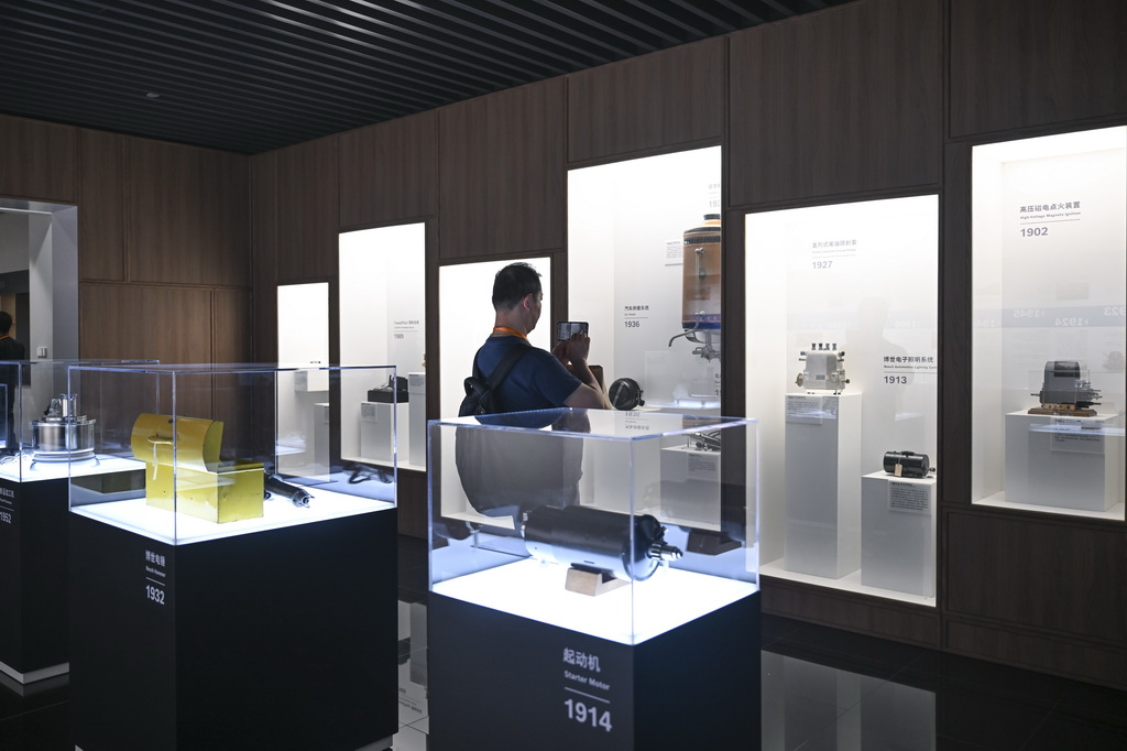 9月10日，來訪者在上海虹橋臨空經濟示范區內的博世公司展廳參觀。新華社記者 陳浩明 攝